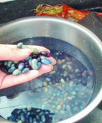 "现在商人心真黑啊,揭露假黑豆"