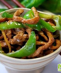 "家常菜:青椒炒肉丝的做法"