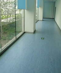 "家庭装修地面材料实木地板,瓷砖,强化地板,还是PVC地板??"