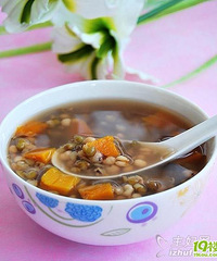 "亲,夏季食粥有讲究,美容养颜更健康."
