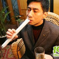 "男子生怪病吃灯管治愈 每天一根灯管当饭吃(图)"