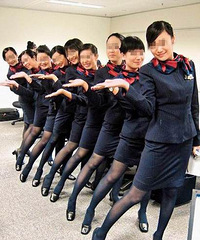 "男子拍千张空姐丝袜长腿照传上网(组图)"