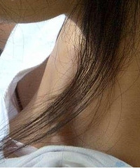 "在公交车上一男子看到美女的裸露大胸,竟把口水滴到美女的胸部"
