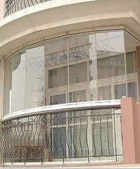 "高层露台上装无框玻璃安全性如何?"