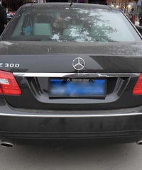 要我负责?我家装修工人把砖头扔窗外砸坏了奔驰车!!