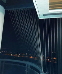 阳台装上防护网 夜景感觉不一样