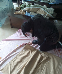 布百叶窗帘安装过程 手艺才是王道