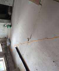 新家地面被踩得满是脚印 成品保护就是在作秀