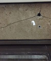 无语!夏季防蚊装纱窗师傅却把我家墙砖打裂了