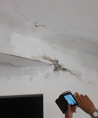 "楼上卫生间漏水,楼下住户怎么处理?"