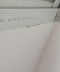 这两天连续下雨阳台这条小细缝把我家害惨了