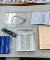 我好奇拆开了他们送的礼品,结果吓得我马上拔掉了手机线