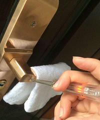 慌兮兮!家里的防盗门竟自带了220V的电