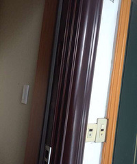 "入住后,发生了这样子的问题。防盗门带电了"