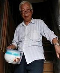 家有两个卫生间,老人却每晚自带痰盂