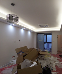 "年后第一闹心事:热水器漏水,墙面和踢脚线都泡坏了"