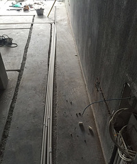 水电施工继续进行中 开槽工作已经全部完毕