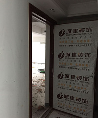 敲墙中