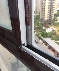 惊出一身冷汗! 窗台门窗摇摇欲坠 窗下人群密集!