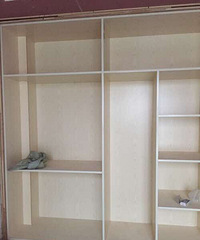 "家里柜体做了,今天做门的师傅过来量柜门的"