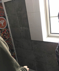 "瓷砖脱落,项目经理直接说:你家房子太老了!"