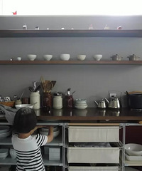 不敢信!5㎡小厨房塞下100件锅具,竟还觉得空