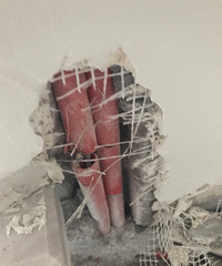 大理石装好了,可是把次卧飘窗那里的电线锯断了,