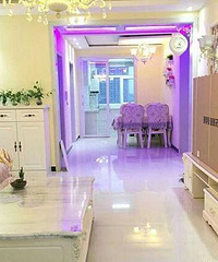 "跟公婆一起住换了套电梯三房,亲戚都夸电视墙自然大气"