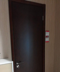 "请教个问题,卧室门,门套是黑胡桃,家里柜子柜门用什么色"
