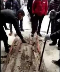十几个壮汉抬不动一张桌,温州富豪20万买的家具里面都是水泥?