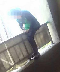 惊险!17楼边缘轻生女子被萧山民警一秒解救