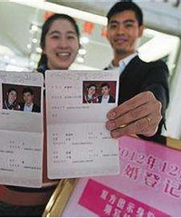 我生儿子,婆婆送我一套房,爸妈连夜赶来,亲妈说句话,我笑出声