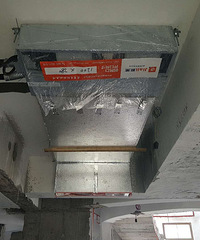 空调安装完毕,卫生间瓷砖铺贴中