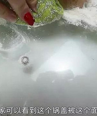 锅盖用久了又油又脏?倒入这2样东西,锅盖就能清理得光亮如新