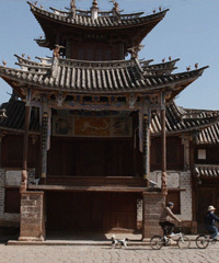 这对夫妻到乡下租牛棚,改成300平别墅