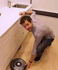 卖掉千万房产,他搬进40㎡的破公寓却比住豪宅活得轻松惬意