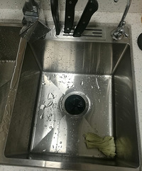 厨房水槽的细节 先买好水槽再选台面 直接做台下盆