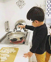什么时候开始教孩子做饭比较好?