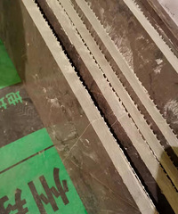 ����ʯ�м������Թᴩ���Ѻۣ�����˵����Ȼ��