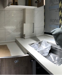 品牌就省心?装了一天地柜却高低不平