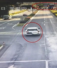 【傻眼】一白色小车明目张胆闯红灯