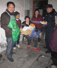 海宁一出生几个小时的婴儿,连脐带还没剪掉,就被丢弃