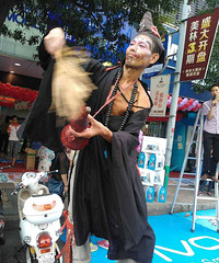 鞋儿破帽儿破 国庆节海盐街头惊现济公