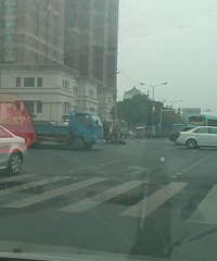 �л���·����Ϫ··��ŷ�и�������ײ��ƿ��