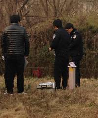 河边草地发现死婴