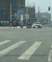 车再好还是三轮电瓶车牛逼,有图有真相啊。。。