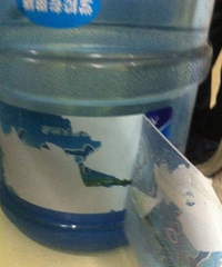 ����ѧУͰװˮ˺�����ϵı�ǩ�󣬻�����ˮ��ǧ