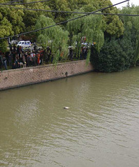 �����������¾���һ�߸�ʬ