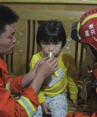 ����СŮ������ԡ¶ƿ�� �촽��������ҧ��ס