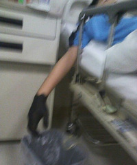 ��ͬѧ�����ץ��Ϻ��ͻȻ�������š��ݺ�ҧ��һ��